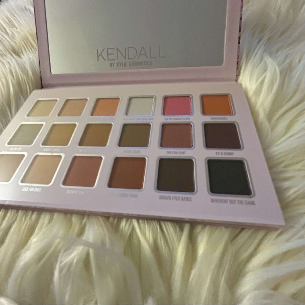 KYLIE COSMETICS kendall collection pressed powder palette BNIB - Picture 9 of 12